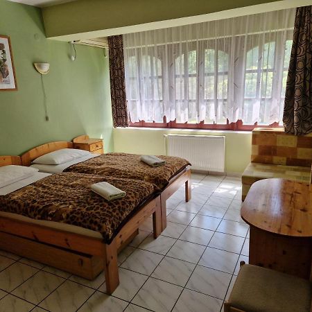 Roza Hotel Es Apartmanhaz Esztergom Ngoại thất bức ảnh