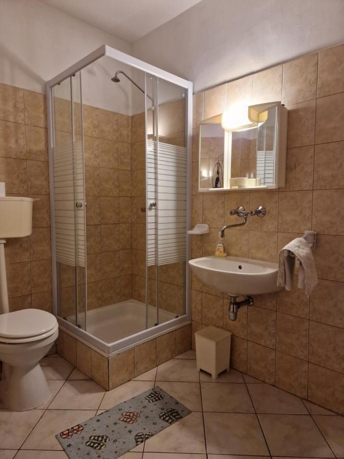 Roza Hotel Es Apartmanhaz Esztergom Ngoại thất bức ảnh
