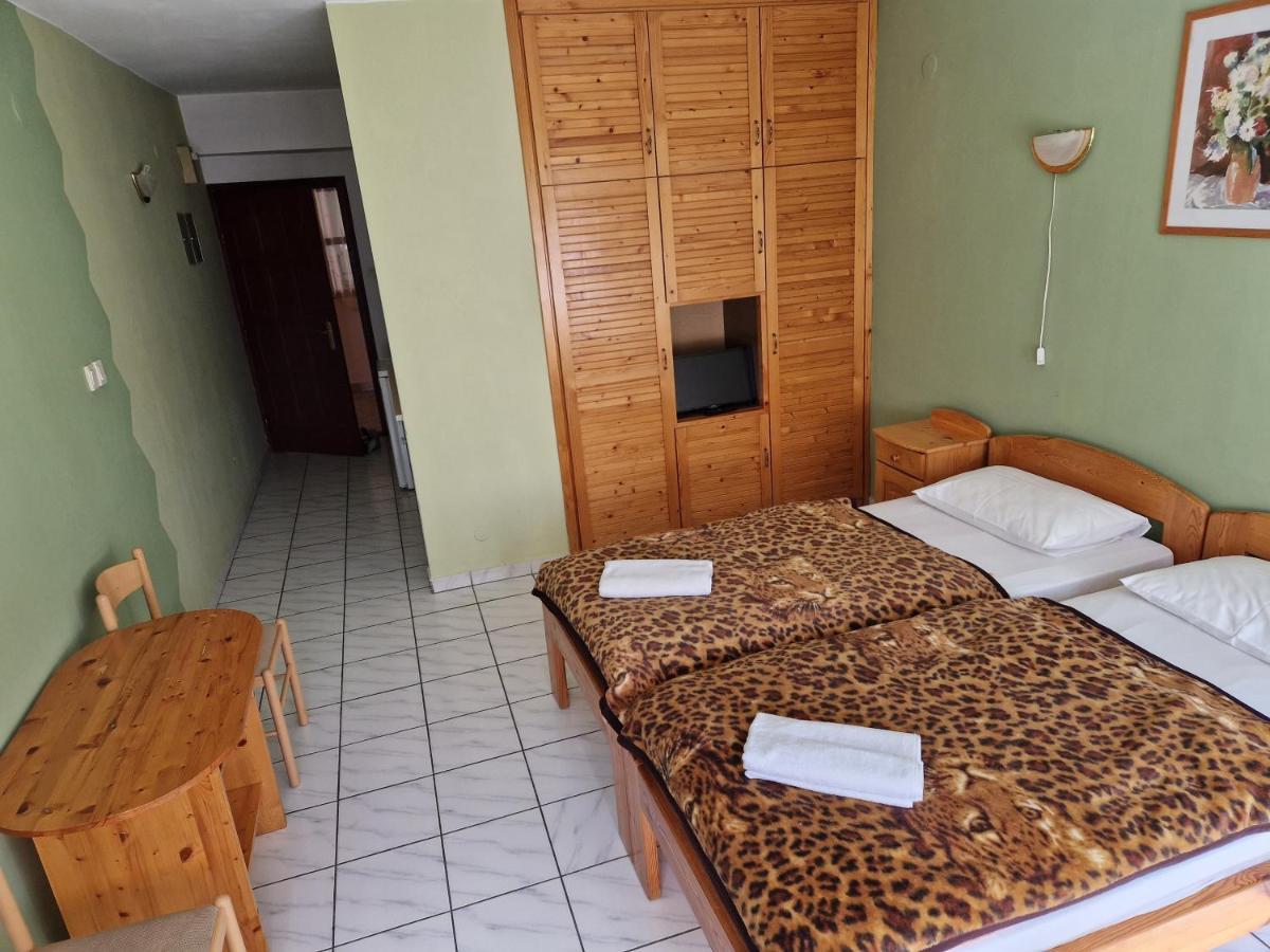 Roza Hotel Es Apartmanhaz Esztergom Ngoại thất bức ảnh