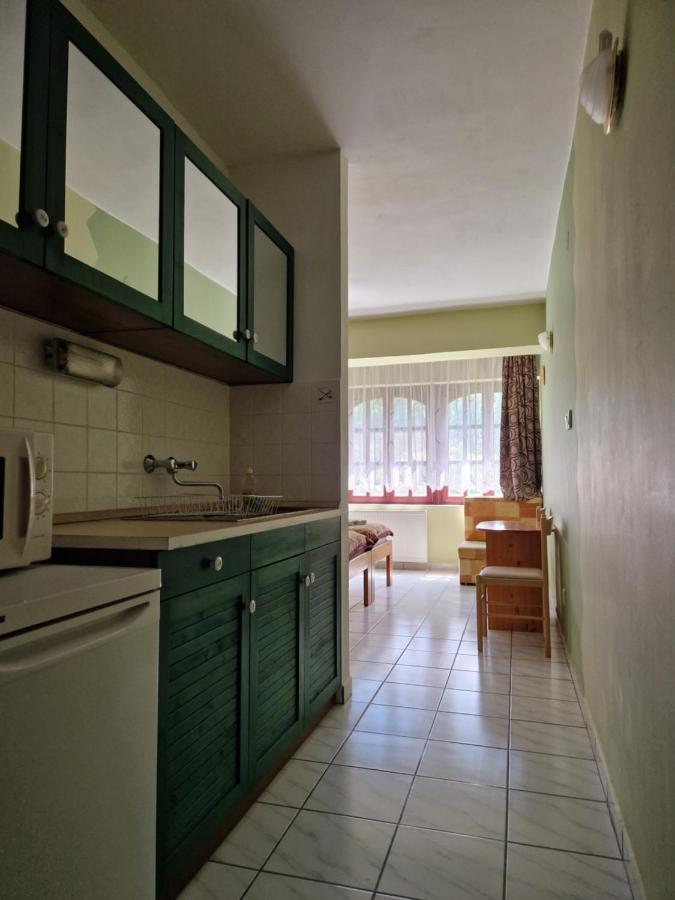 Roza Hotel Es Apartmanhaz Esztergom Ngoại thất bức ảnh
