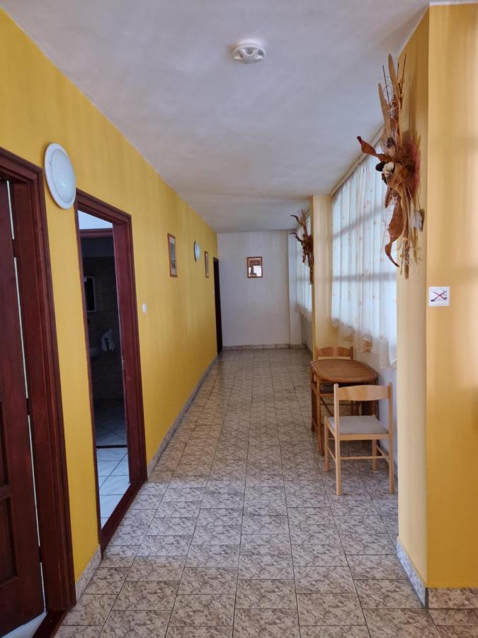 Roza Hotel Es Apartmanhaz Esztergom Ngoại thất bức ảnh