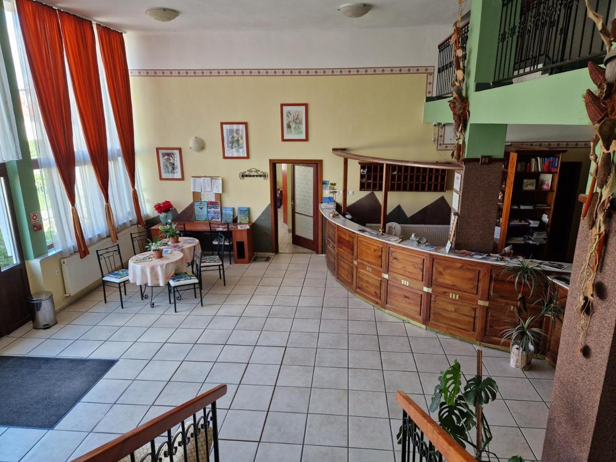 Roza Hotel Es Apartmanhaz Esztergom Ngoại thất bức ảnh