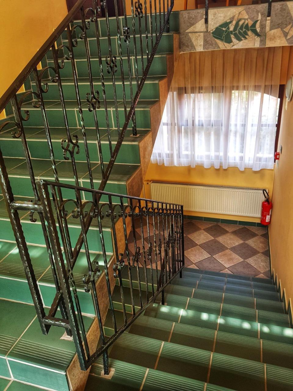 Roza Hotel Es Apartmanhaz Esztergom Ngoại thất bức ảnh