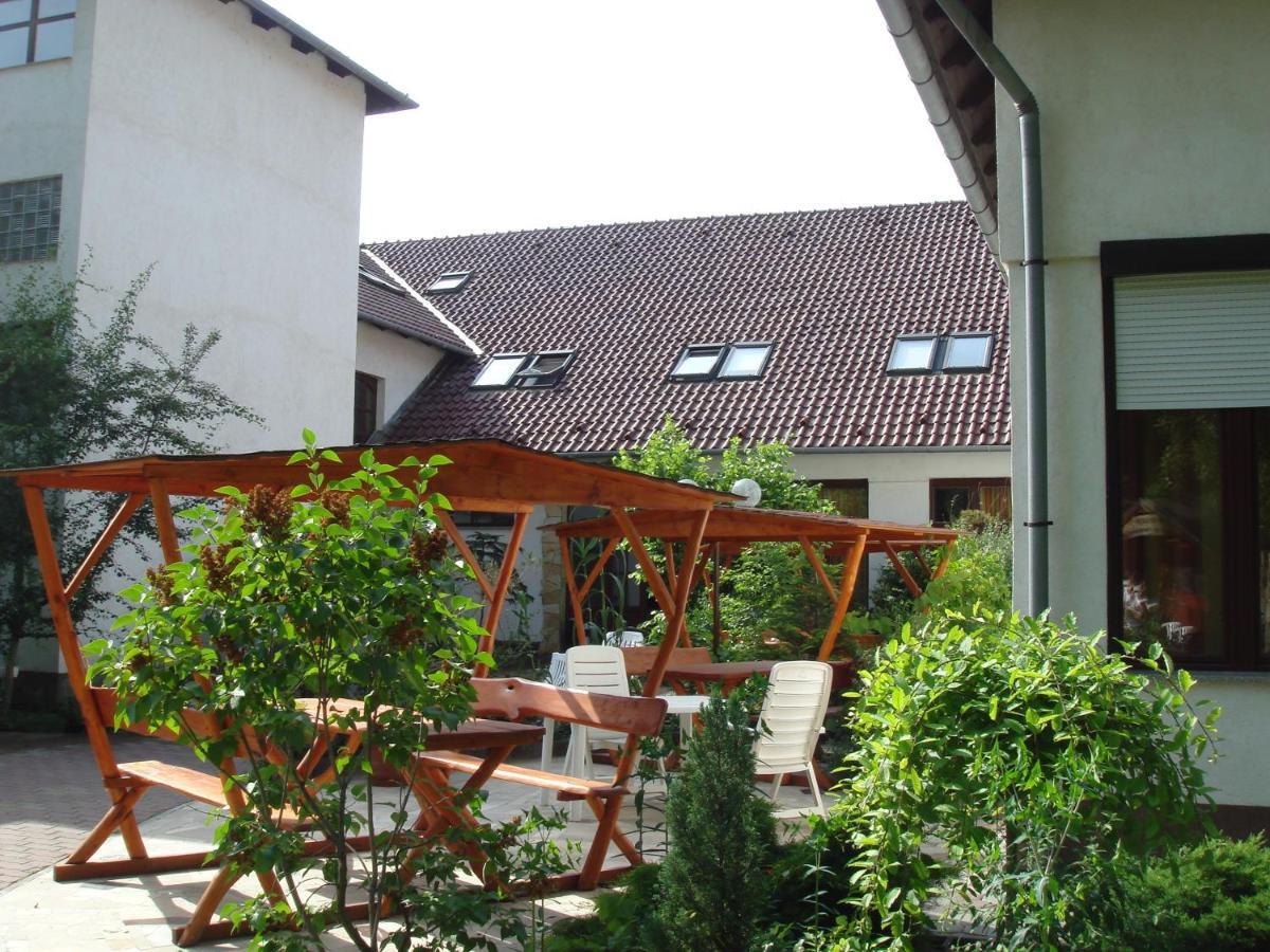 Roza Hotel Es Apartmanhaz Esztergom Ngoại thất bức ảnh